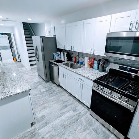 Luxurious 3 Bedroom Apt With A Beautiful Balcony Вашингтон Номер фото