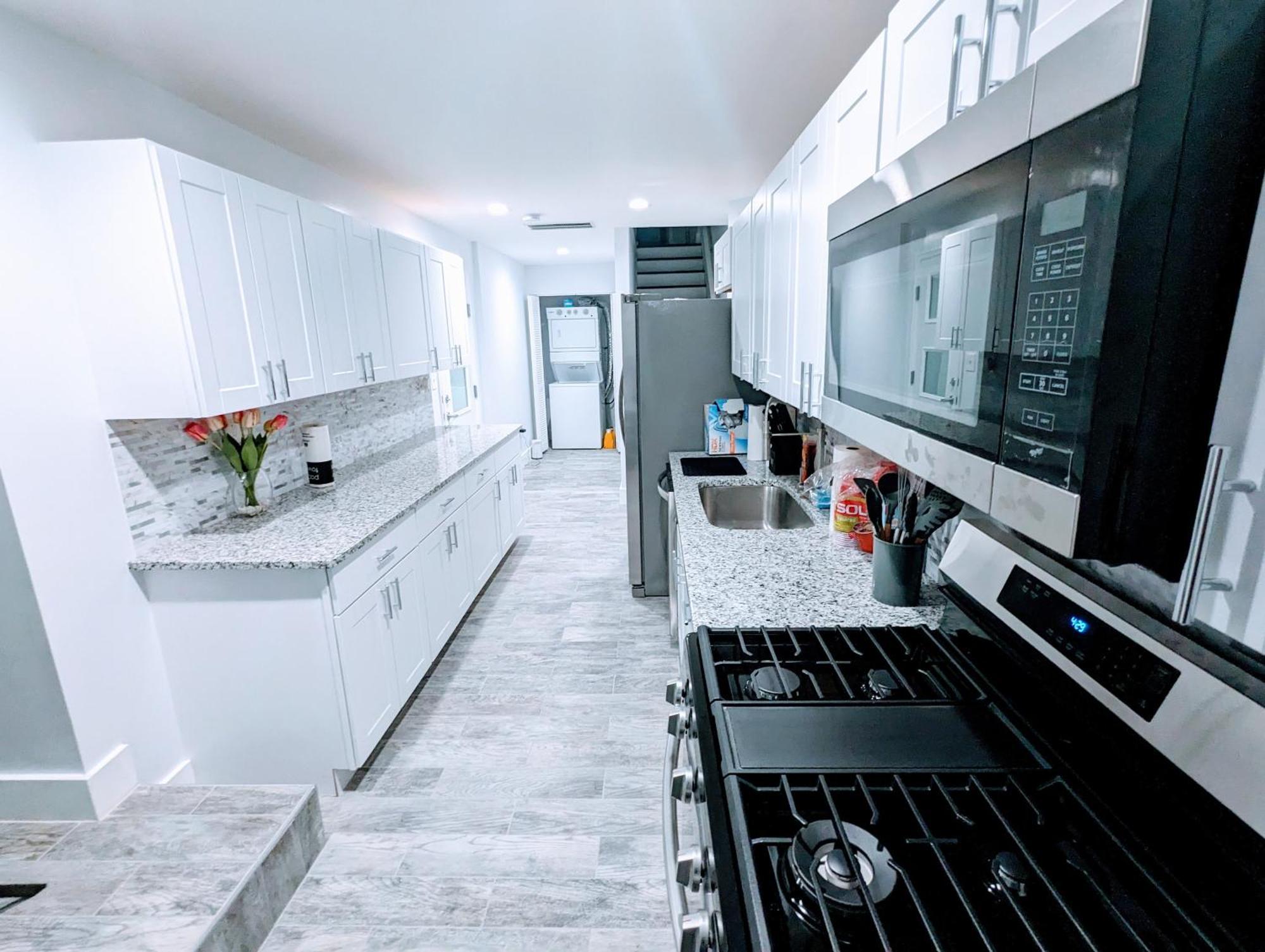 Luxurious 3 Bedroom Apt With A Beautiful Balcony Вашингтон Номер фото