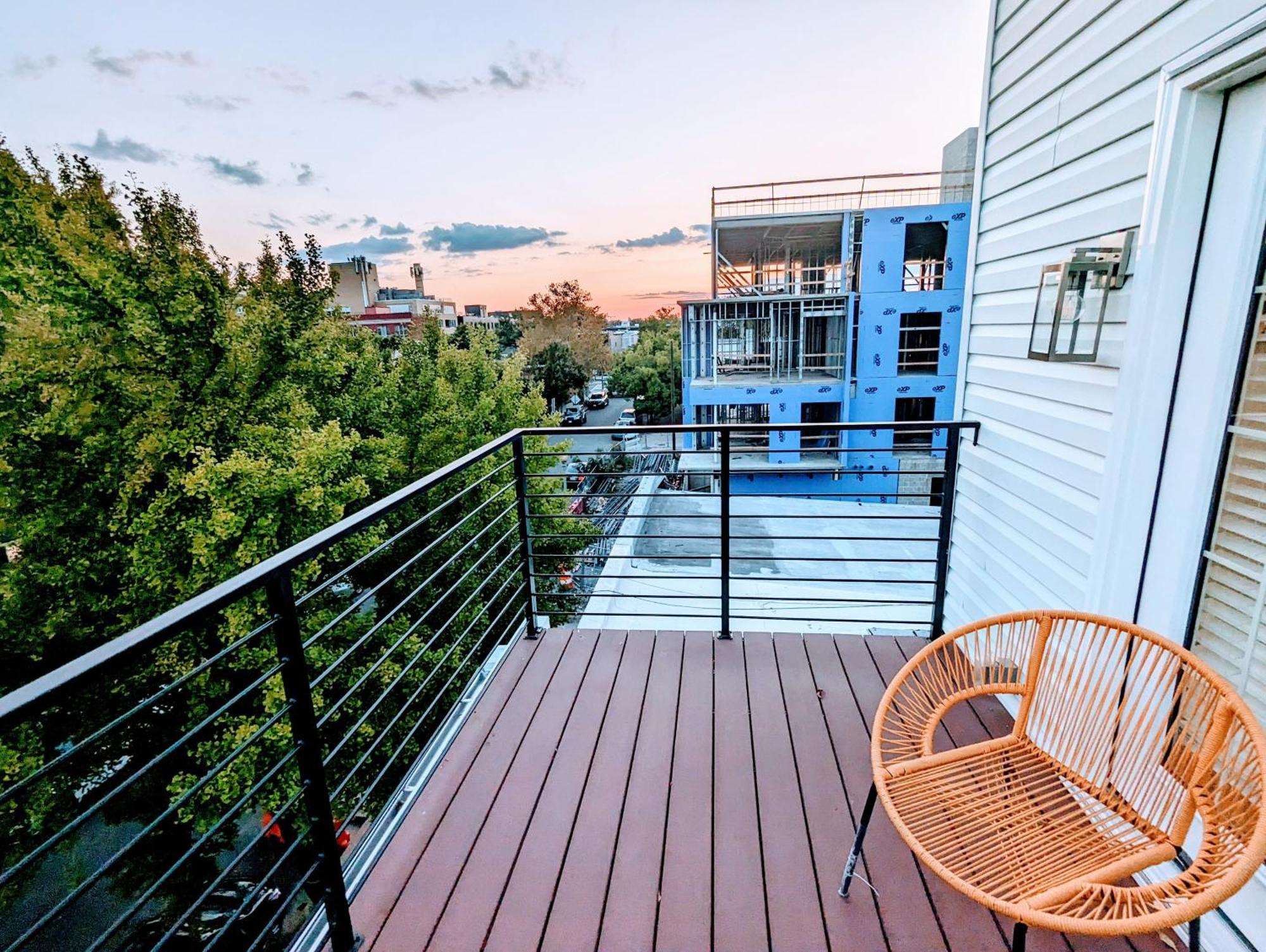 Luxurious 3 Bedroom Apt With A Beautiful Balcony Вашингтон Номер фото